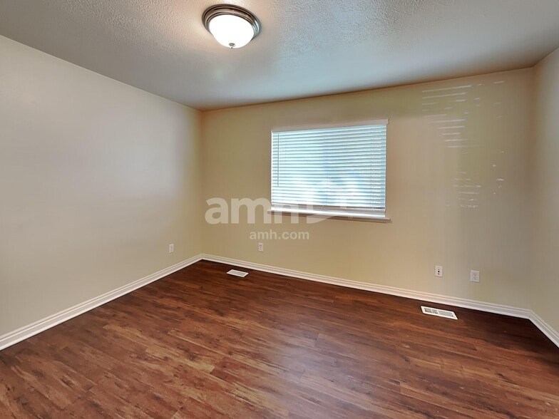 Building Photo - 1444 S 50 W