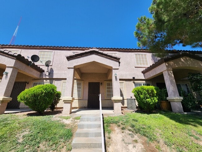 Building Photo - Beautiful 3 Bedroom & 2 1/2 Bath Condo.