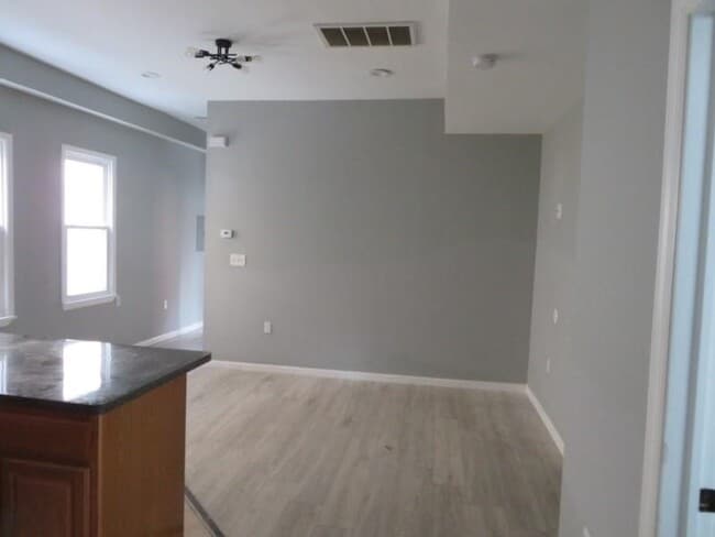 Building Photo - 572 Nassau St