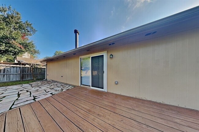 Building Photo - 18623 Singing Woods Dr