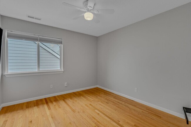 Building Photo - Stunning, spacious 4-bdrm/4-bath in Tigard. Fireplace, massive decks, next to nature