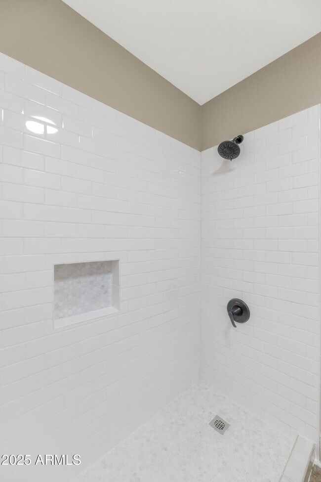 Building Photo - 2025 E Campbell Ave