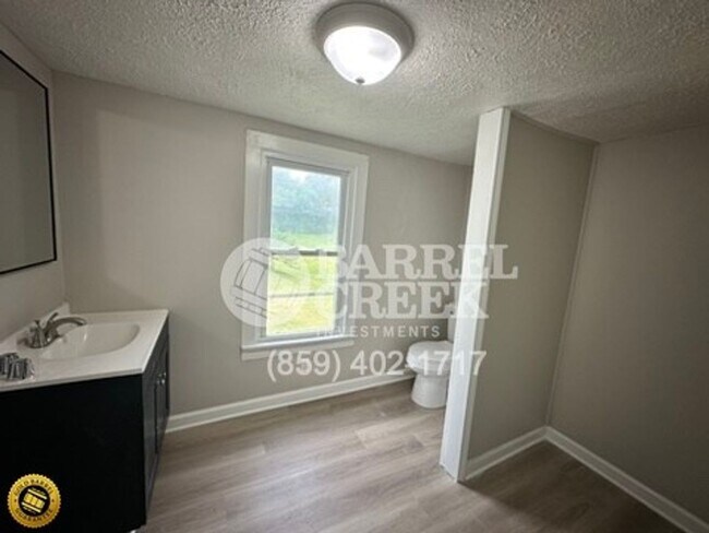 Building Photo - 2-Bed 1-Bath House