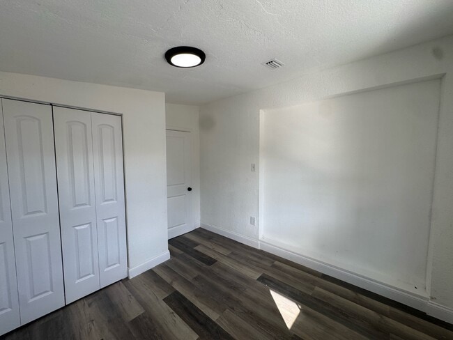 Building Photo - 585 Lindley Terrace