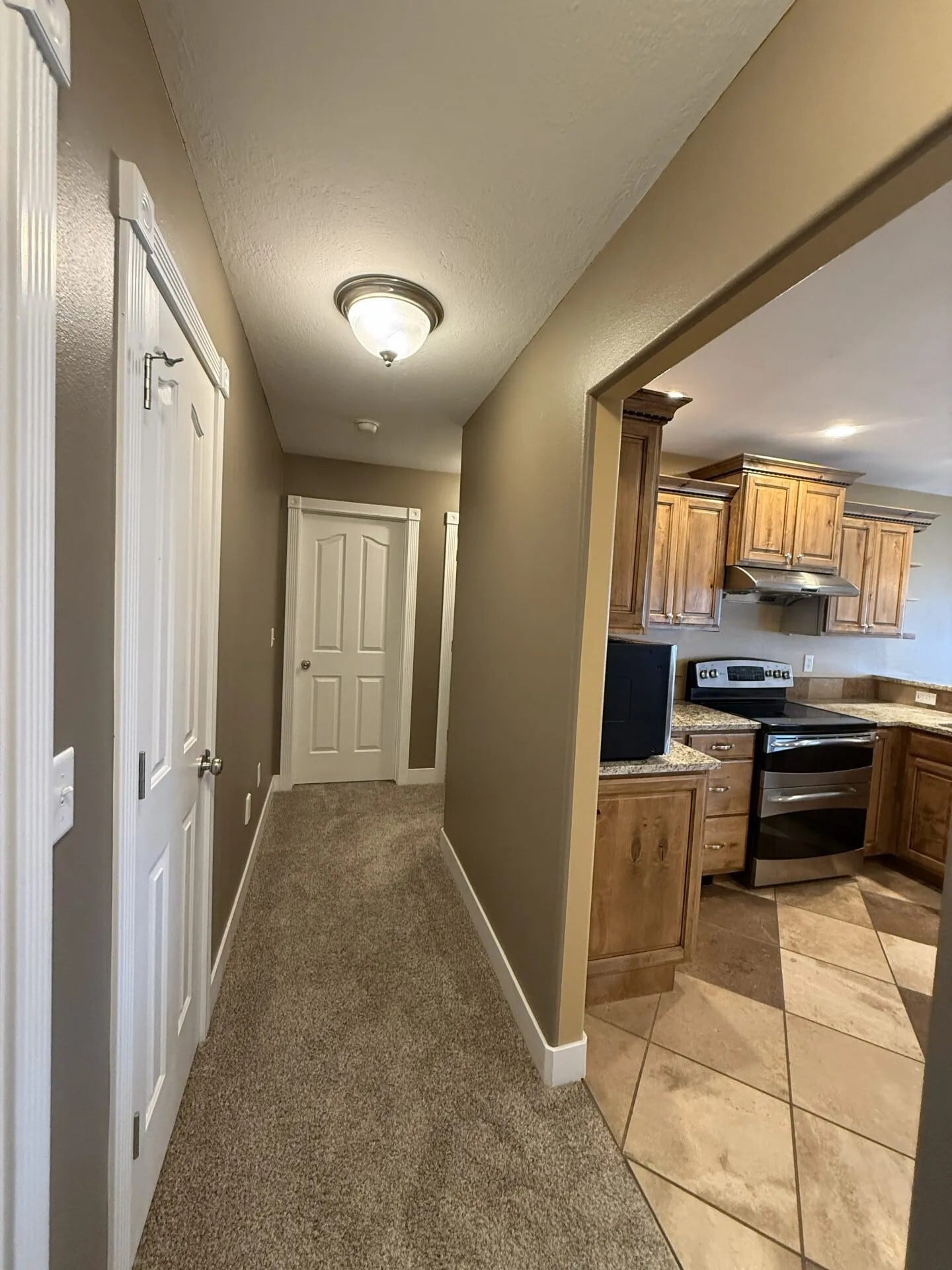 Building Photo - 1390 Stoneridge Dr