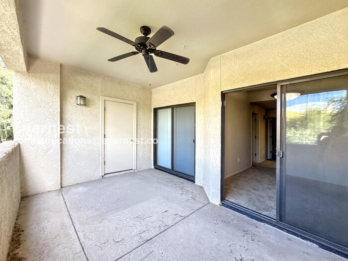 Building Photo - 2550 E River Rd