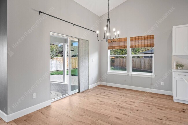 Building Photo - 3BR - 2BA Modern Living in a Quiet Cul-de-Sac
