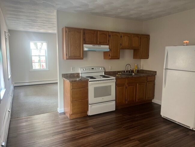 Building Photo - 143 Putnam St