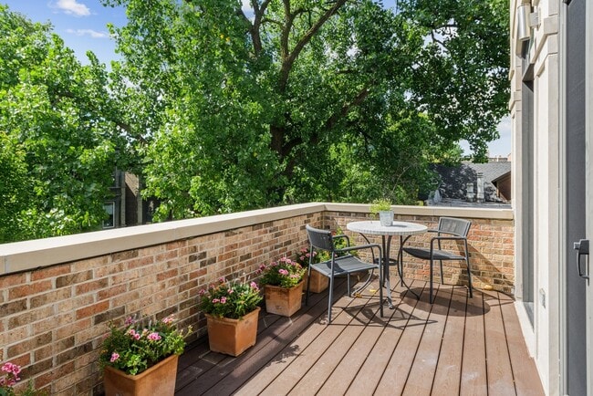 Building Photo - 1925 N Bissell St