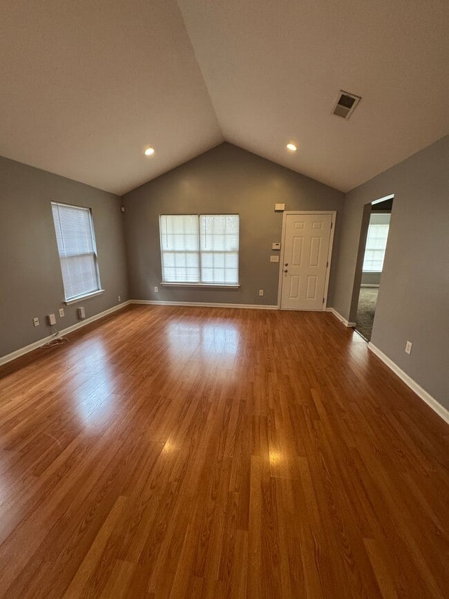 Building Photo - RARE 3-bedroom 2 bath single-family home offers the privacy of a house and a fully fenced in yard...