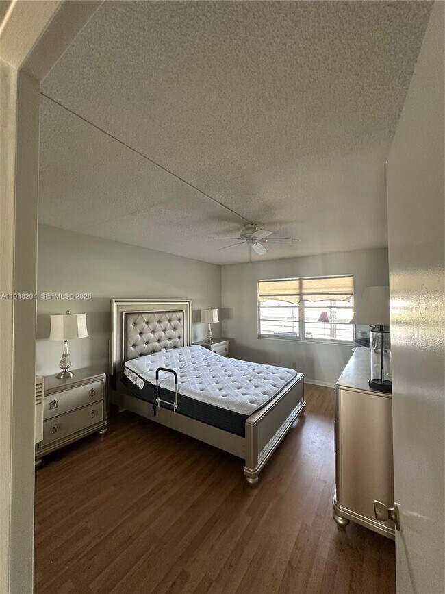 Building Photo - 3043 Exeter C