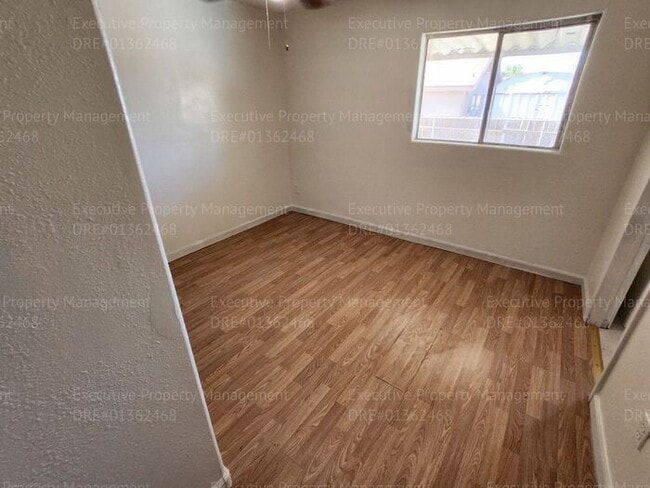 Building Photo - 3 bedroom/ 2 bathroom home