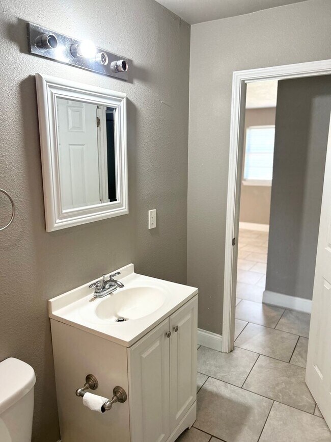 Building Photo - Cozy Home located in the heart of Burleson
