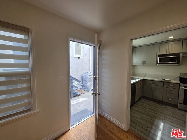 Building Photo - 102 Gaviota Ave