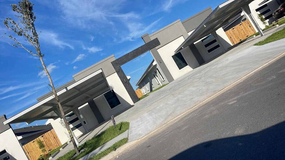 Building Photo - 1608 Angelina Dr