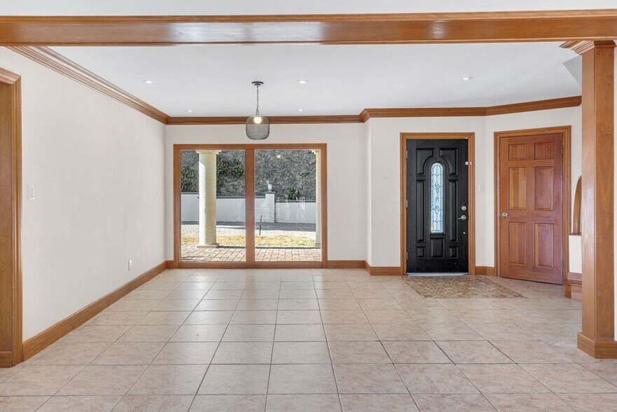 Building Photo - 3200 Oakley Dr
