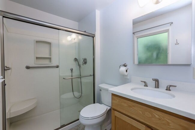 Building Photo - 4 Bed / 2 Bath Welcoming Midtown Palo Alto...