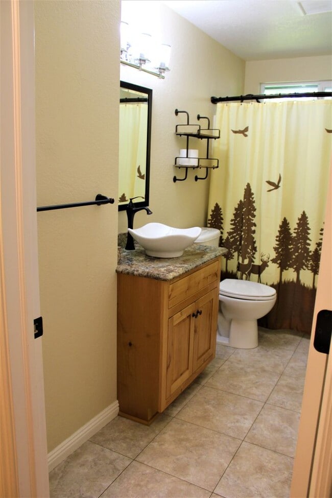 Building Photo - Gorgeous Fully Furnished 3 Bedroom Home Ne...