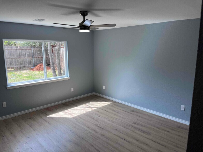 Building Photo - 2604 Creekview Dr