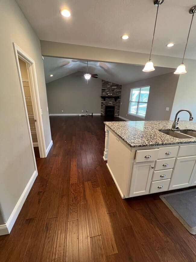 Building Photo - 4 Bedroom | 2 Bathroom | 3 Car Garage| Springfield MO | Fire Place | Covered patio!