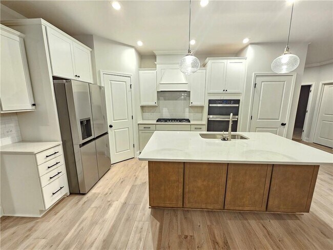 Building Photo - 5030 Sierra Creek Dr NE