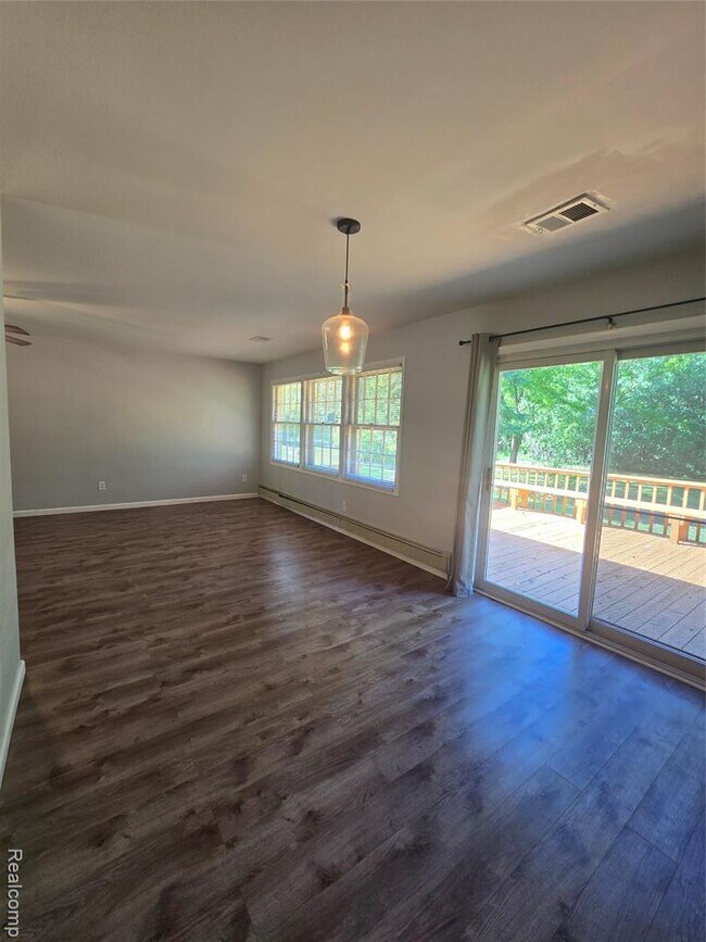 Building Photo - 2951 Hill Dr