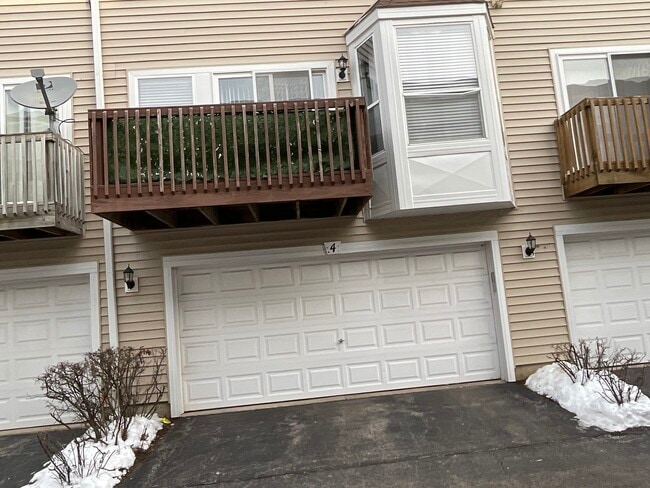 Building Photo - 1116 Village Center Pkwy