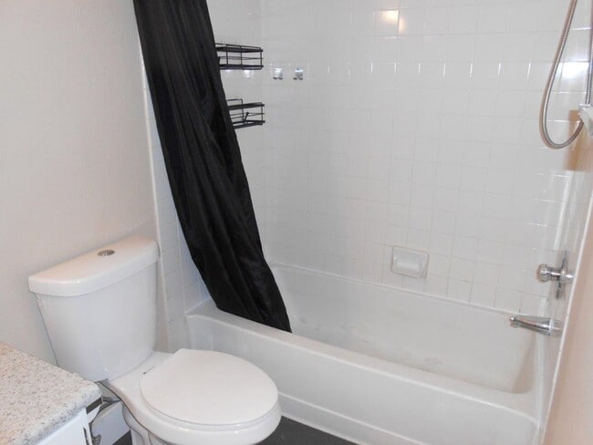 Building Photo - 2nd Floor 2 Bedroom Condo in Gated Community