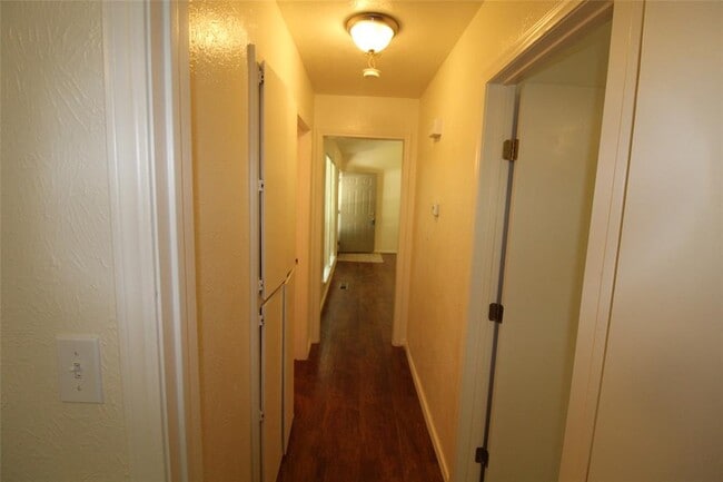 Building Photo - 211 Skylark Ct