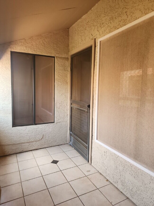 Building Photo - "Charming 2-Bed/1-bath in Phoenix with Cozy 704 Sq Ft Layout – Your Perfect Retreat in Phoenix!" ...