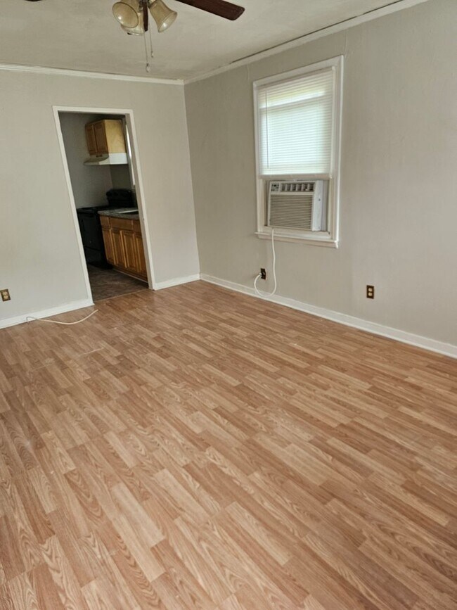 Building Photo - 3 bdrm 1 bath ready to rent