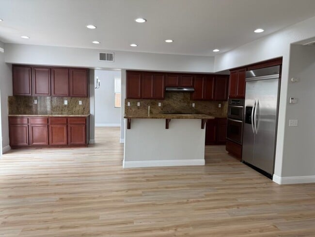 Building Photo - Close to Camp Pendelton Spacious 6-bedroom...