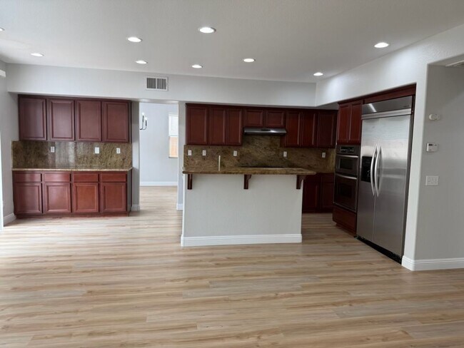 Building Photo - Spacious 6 bedroom 6 bathroom house in cov...