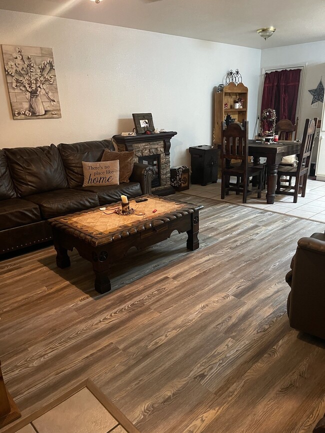 Building Photo - 605 College St