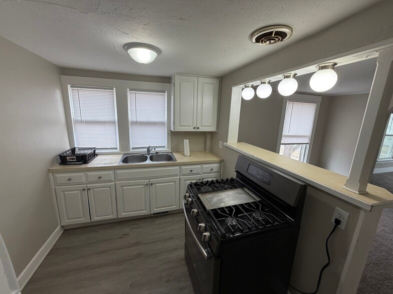 Building Photo - 1111 Bluff St