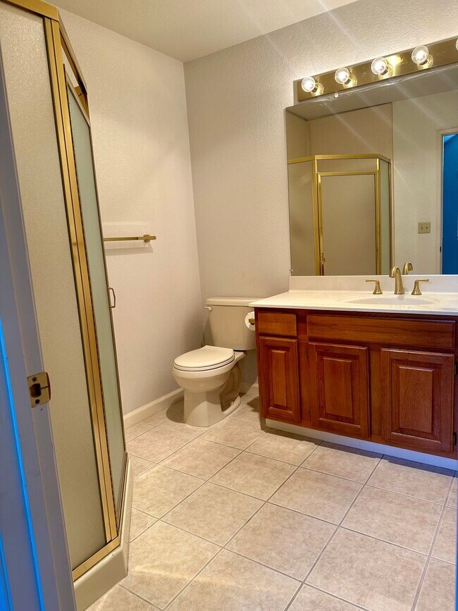 Building Photo - 2 bedroom, 2.5 bathroom townhouse with pri...