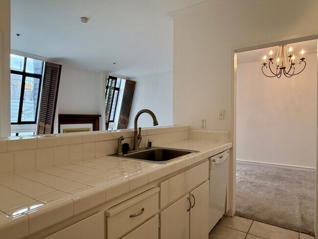 Building Photo - Top Floor Condo in Nob Hill