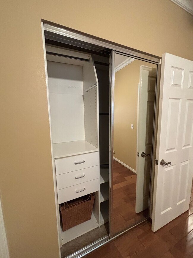 Building Photo - Beautiful 2 Bed / 2 Bath Condo for Rent in Long Beach!