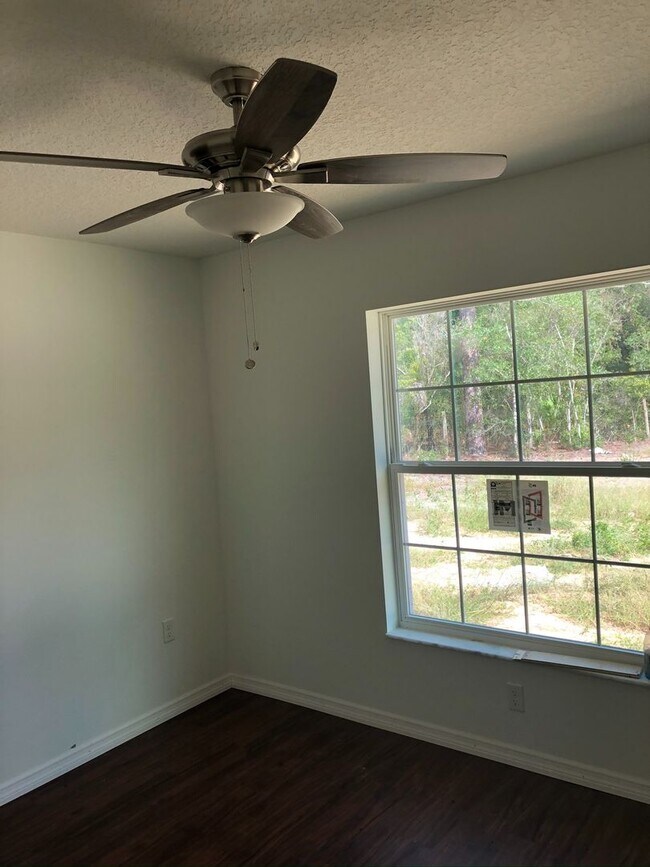 Building Photo - 3 bedroom, 2 bath, 2 car garage home on a ...