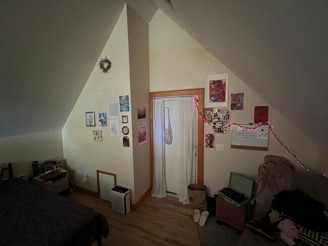 Building Photo - Spacious Three Bedroom Upper with Lofted Bonus Space on Milwaukee’s Upper East Side