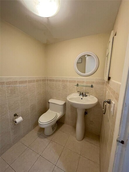 Building Photo - 1301 SW 124th Ct