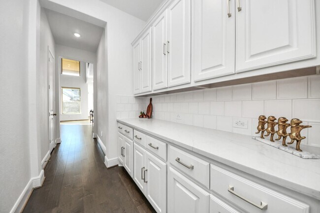 Building Photo - 10719 Klaria Cres Ct
