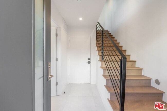 Building Photo - 857 N Detroit St