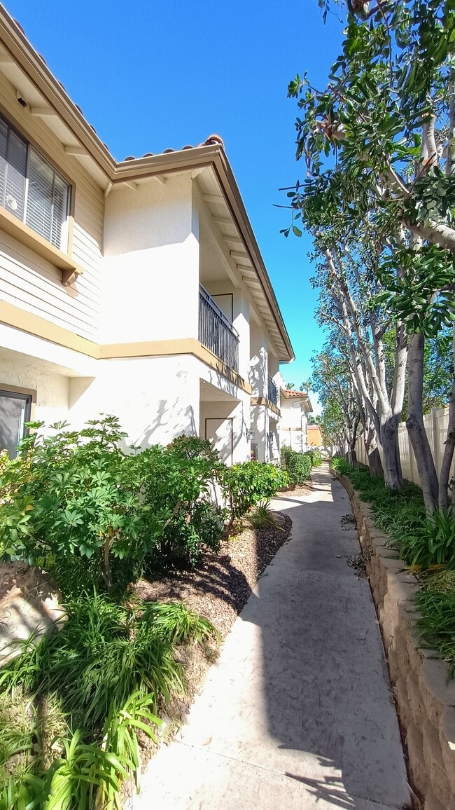 Building Photo - 1013 S Sunshine Ave