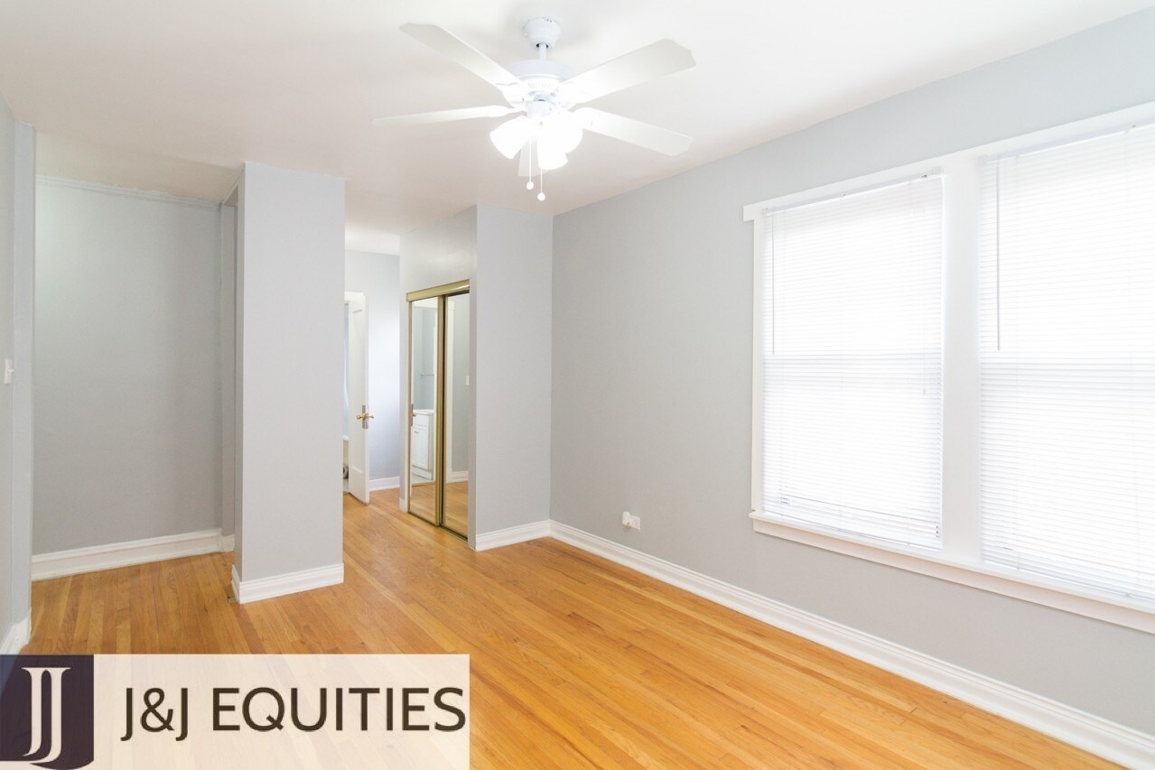 Building Photo - 3273 W Wrightwood Ave