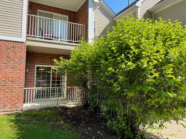 Building Photo - Shelby TWP 2-BR, 2-BA with Attached Garage, Lower Unit, Immediate Occupancy