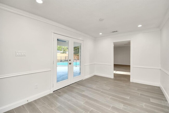 Building Photo - 3919 Fernglade Dr