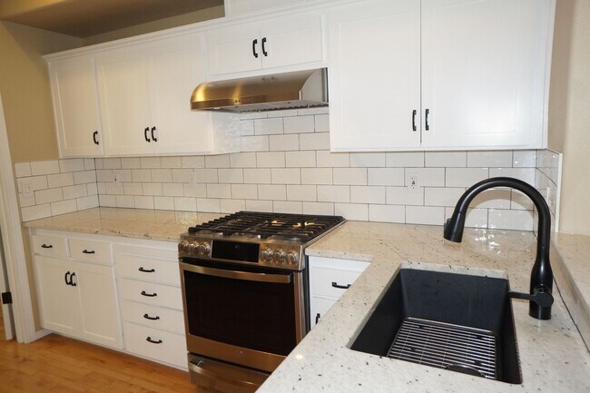 Building Photo - Spectacular NW Portland 3 bedroom Townhouse