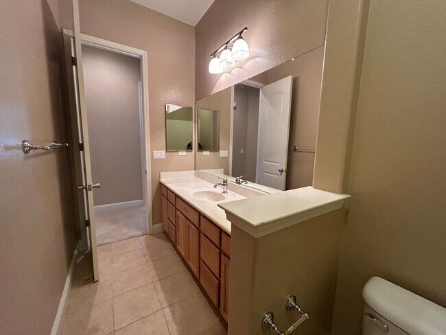 Building Photo - Nice Oakdale home on corner lot