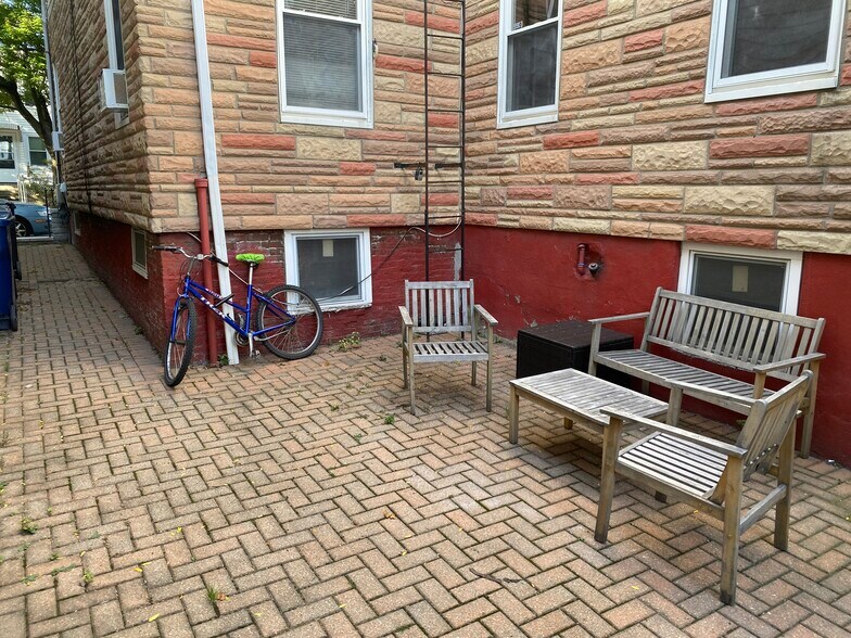 Building Photo - 114 Thorndike St